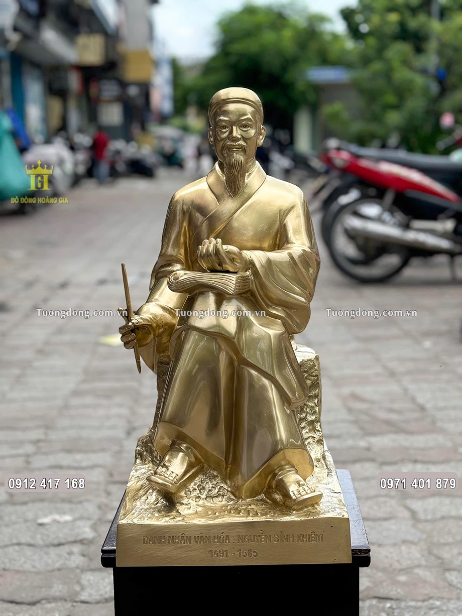 Ông được đúc theo dáng ngồi ung dung tự tại trên phiến đá